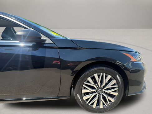 Used 2024 Nissan Altima 2.5 SV FWD image 25