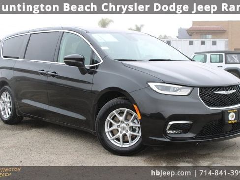 Used 2023 Chrysler Pacifica Touring-L image 1