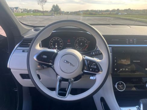 New 2025 Jaguar F-PACE R-Dynamic S image 13