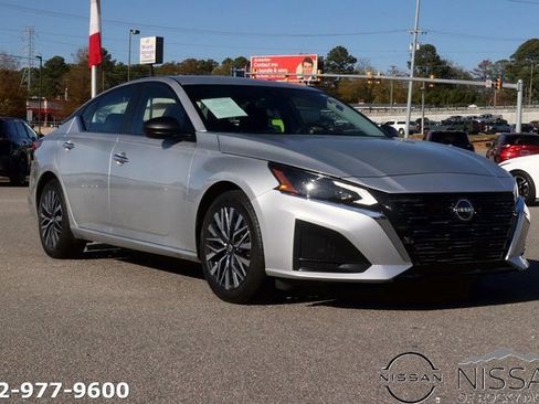 Used 2024 Nissan Altima 2.5 SV image 1