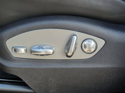 Certified 2025 Porsche Macan Base image 22