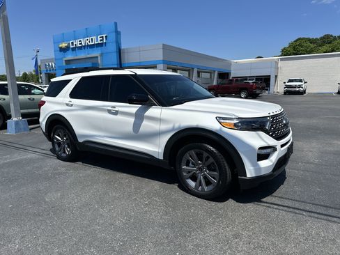 Used 2022 Ford Explorer XLT w/ Equipment Group 202A RWD image 1