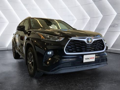 Used 2021 Toyota Highlander XLE AWD/4WD image 1