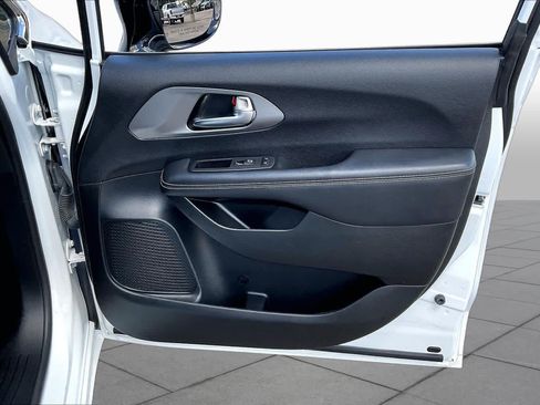 Used 2025 Chrysler Pacifica Select FWD image 21