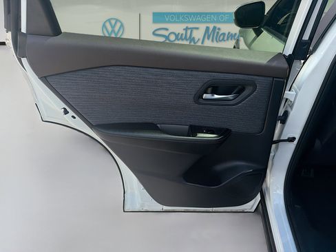 Used 2023 Nissan Rogue SV image 25