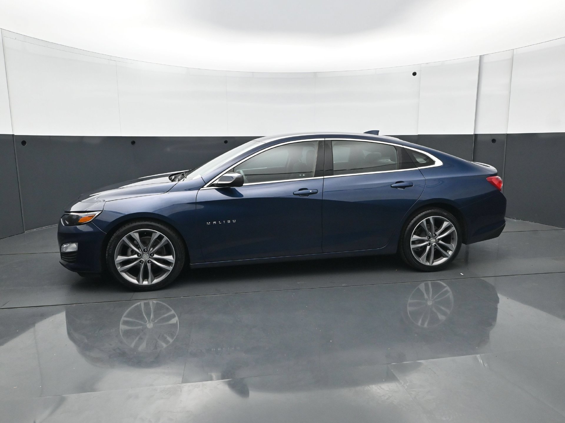 Used 2021 Chevrolet Malibu LT FWD image 3