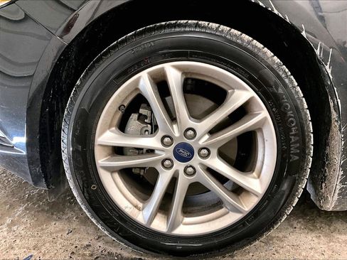 Used 2018 Ford Fusion SE w/ Fusion SE Technology Package FWD image 8