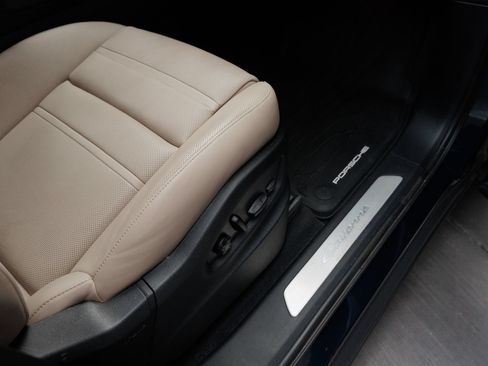 Certified 2025 Porsche Cayenne E-Hybrid Coupe AWD/4WD image 40