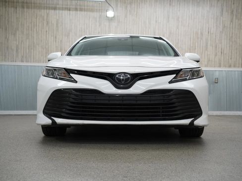 Used 2019 Toyota Camry LE image 2