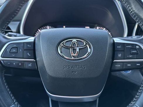 Used 2022 Toyota Highlander XLE image 25