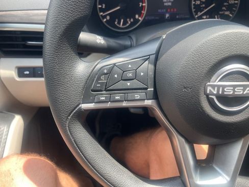 Used 2025 Nissan Altima 2.5 SV FWD image 15