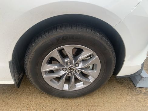 Used 2022 Toyota Sienna LE image 2