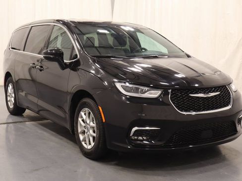 Used 2025 Chrysler Pacifica Select image 2