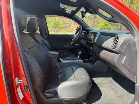 Used 2018 Toyota Tacoma TRD Sport AWD/4WD image 32
