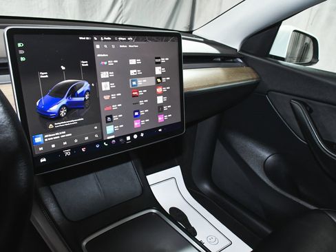 Used 2022 Tesla Model Y Long Range image 38