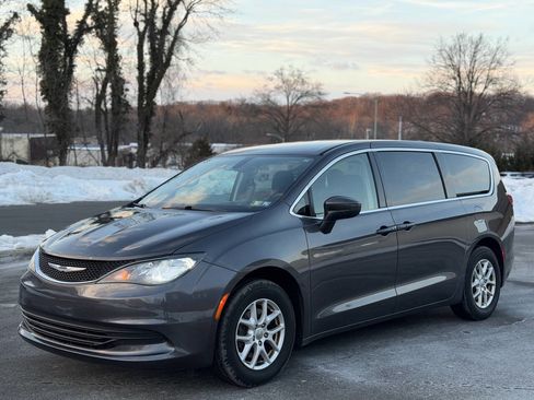 Used 2017 Chrysler Pacifica Touring image 1