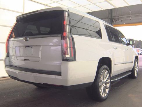 Used 2019 Cadillac Escalade ESV Luxury AWD/4WD image 3