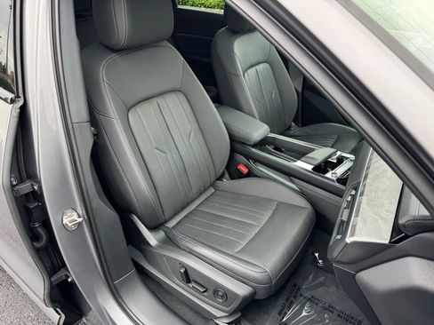 Used 2022 Audi e-tron Premium Plus w/ Premium Plus Package image 25