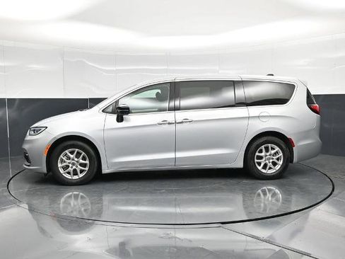 Used 2024 Chrysler Pacifica Touring-L FWD image 8