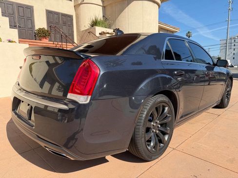 Used 2018 Chrysler 300 Touring w/ Chrome Appearance Package image 4