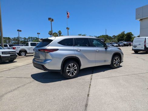 Used 2024 Toyota Highlander XLE AWD/4WD image 4