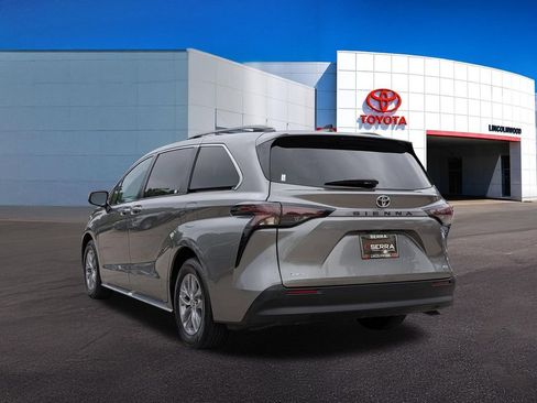 Used 2026 Toyota Sienna XLE FWD image 13