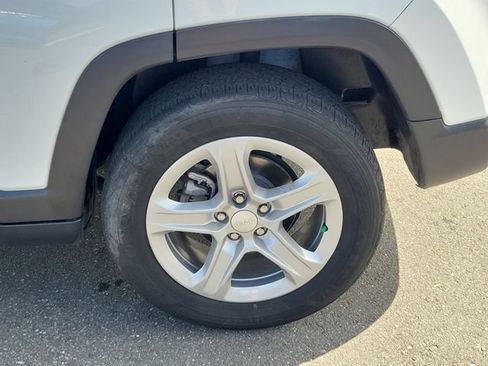 Used 2024 Jeep Compass Latitude AWD/4WD image 6