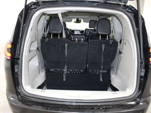 Used 2023 Chrysler Pacifica Limited FWD image 27