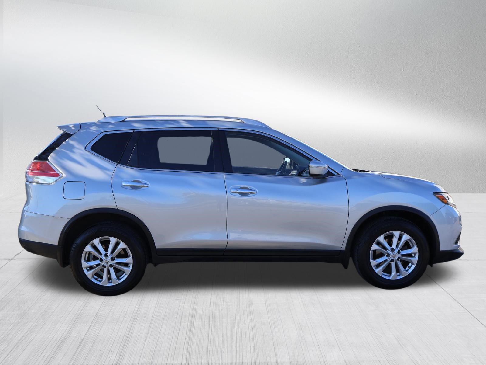 Used 2015 Nissan Rogue SV AWD/4WD image 8