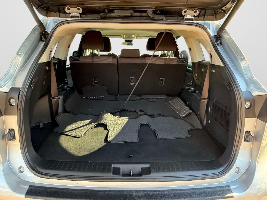 Used 2025 Toyota Highlander LE FWD image 9