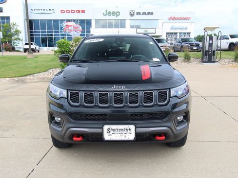 Used 2025 Jeep Compass Trailhawk w/ Trailer Tow Group AWD/4WD image 2