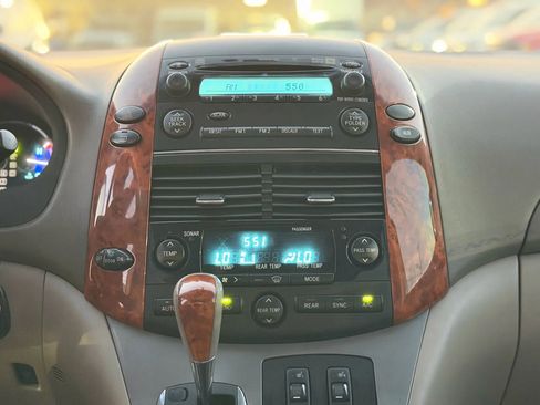 Used 2006 Toyota Sienna XLE image 32
