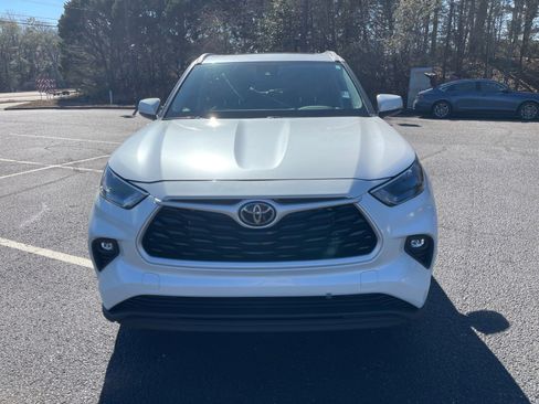Used 2024 Toyota Highlander XLE image 2