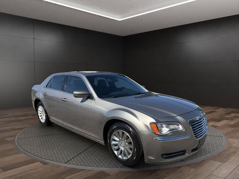 Used 2014 Chrysler 300 RWD image 2