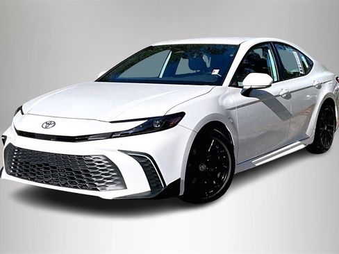 Used 2025 Toyota Camry SE image 1
