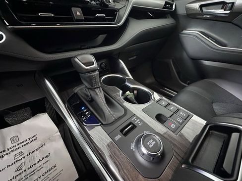 Used 2023 Toyota Highlander Platinum image 32