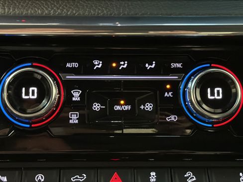 Used 2024 GMC Sierra 1500 Denali w/ Technology Package AWD/4WD image 18