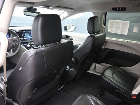 Used 2024 Chrysler Pacifica Touring-L FWD image 31