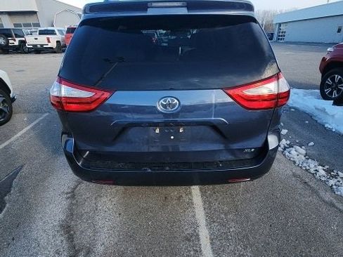 Used 2017 Toyota Sienna XLE image 4