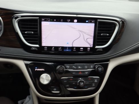 Used 2023 Chrysler Pacifica Limited w/ Trailer Tow Group image 14