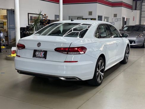 Used 2021 Volkswagen Passat 2.0T SE FWD image 2