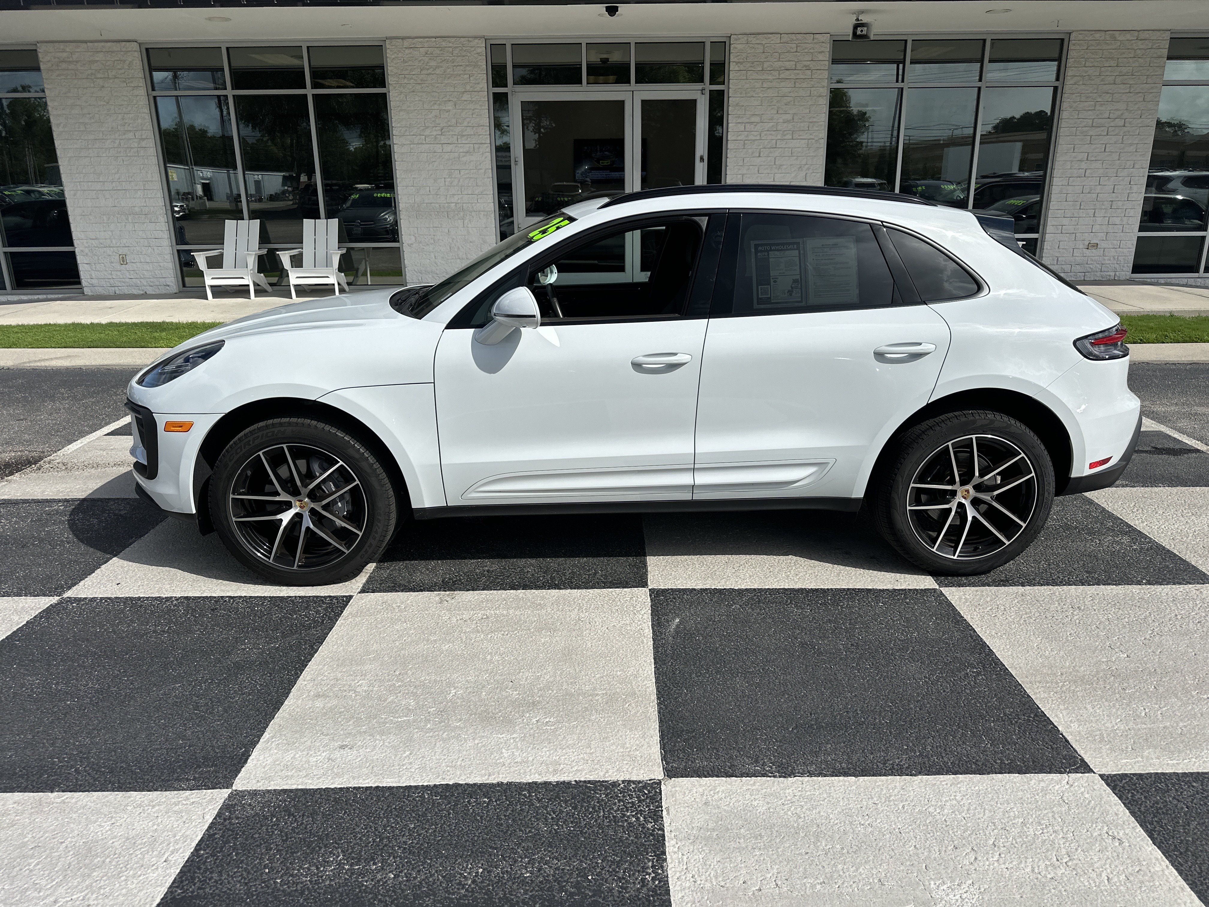 Used 2025 Porsche Macan AWD/4WD image 1