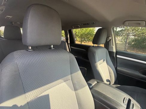 Used 2017 Toyota Highlander LE w/ Carpet Mat Package AWD/4WD image 12