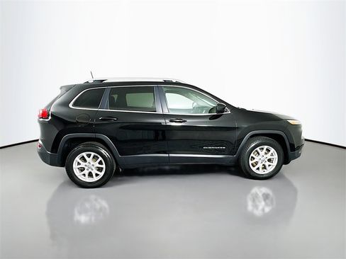 Used 2017 Jeep Cherokee Latitude w/ Cold Weather Group image 13