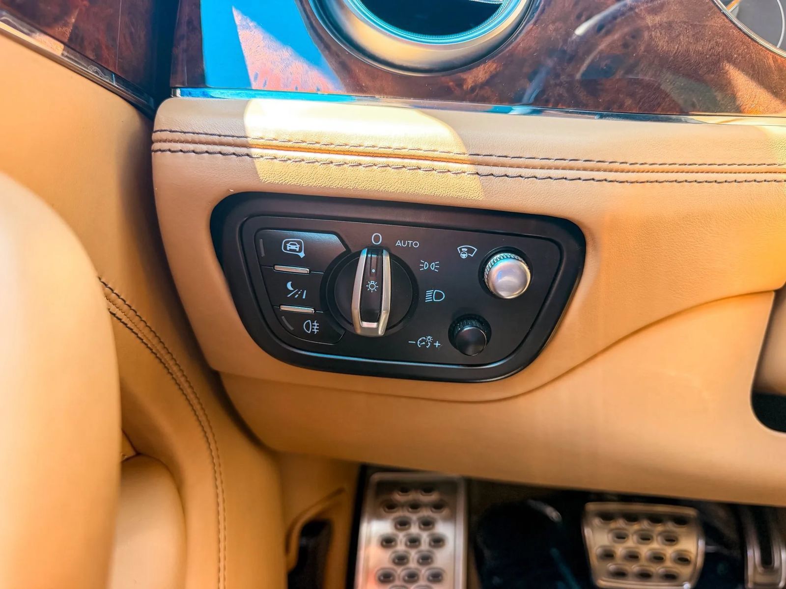 Used 2017 Bentley Bentayga AWD/4WD image 39