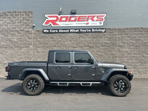 Used 2023 Jeep Gladiator Sport AWD/4WD image 2