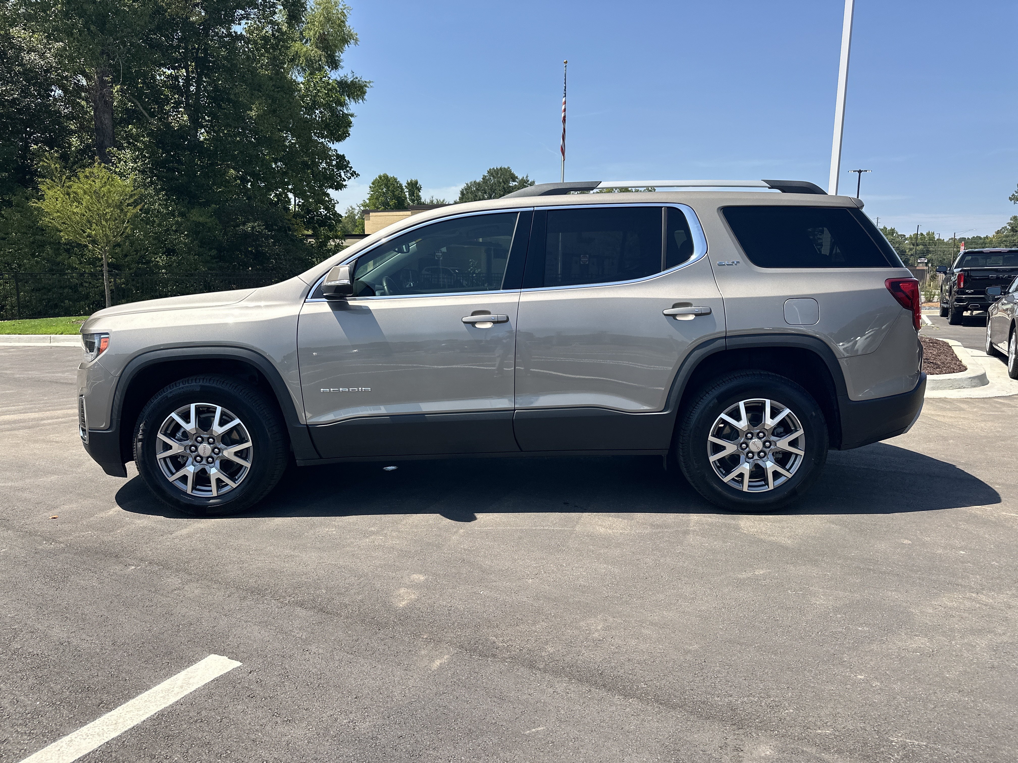 Used 2022 GMC Acadia SLT w/ Technology Package FWD image 5