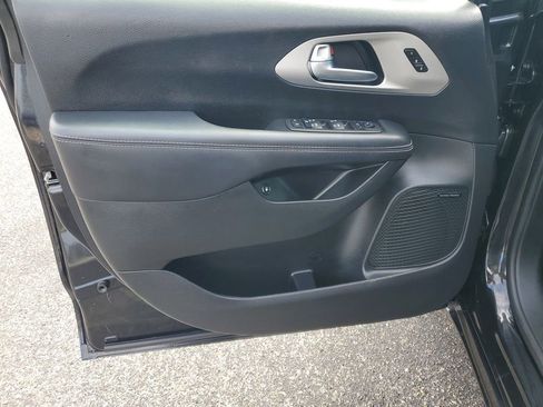 Used 2024 Chrysler Pacifica Premium image 8