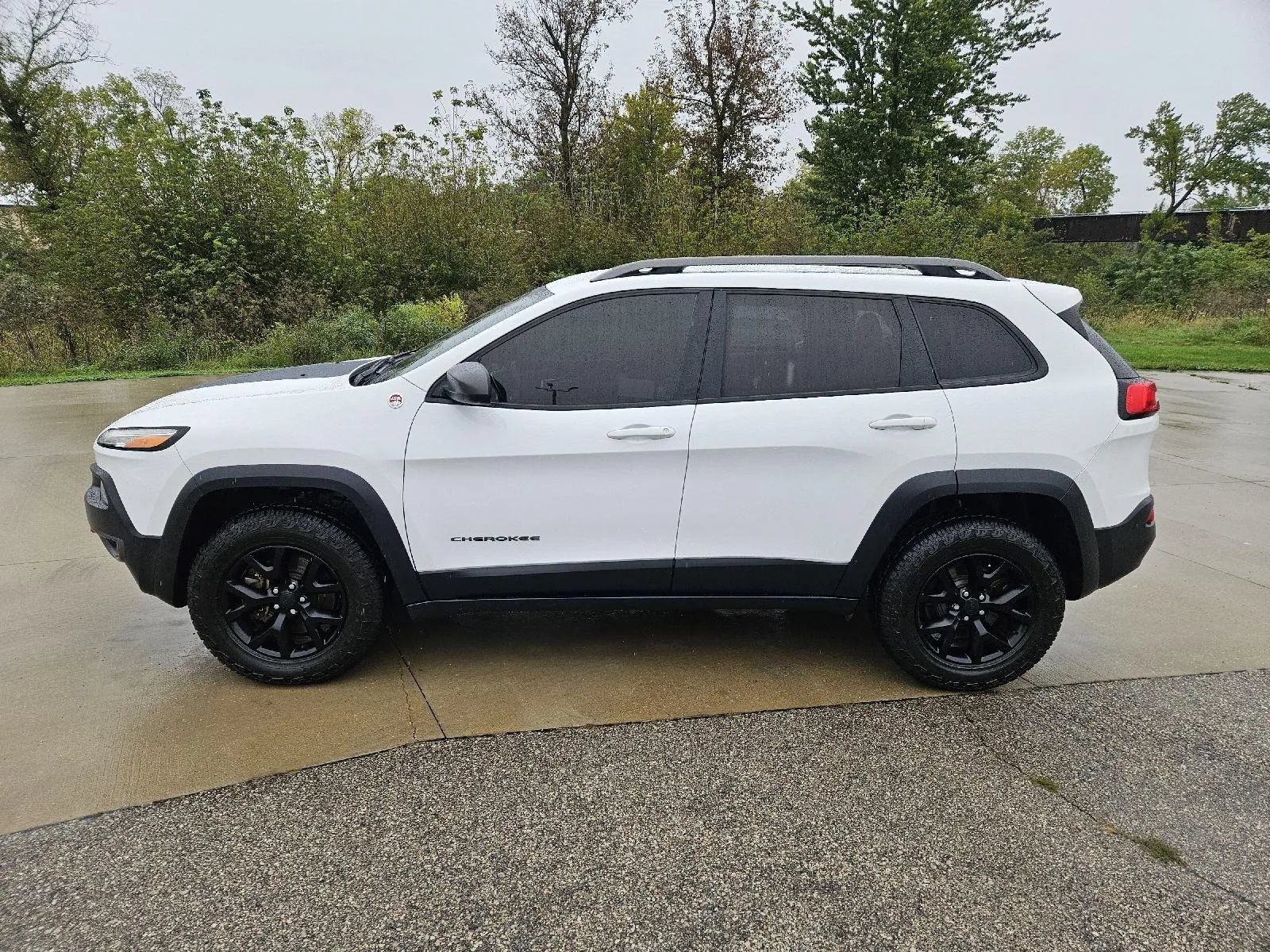 Used 2017 Jeep Cherokee Trailhawk w/ Trailer Tow Group AWD/4WD image 4