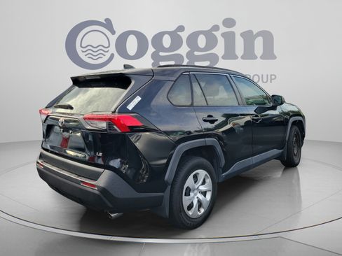 Used 2019 Toyota RAV4 LE FWD image 4